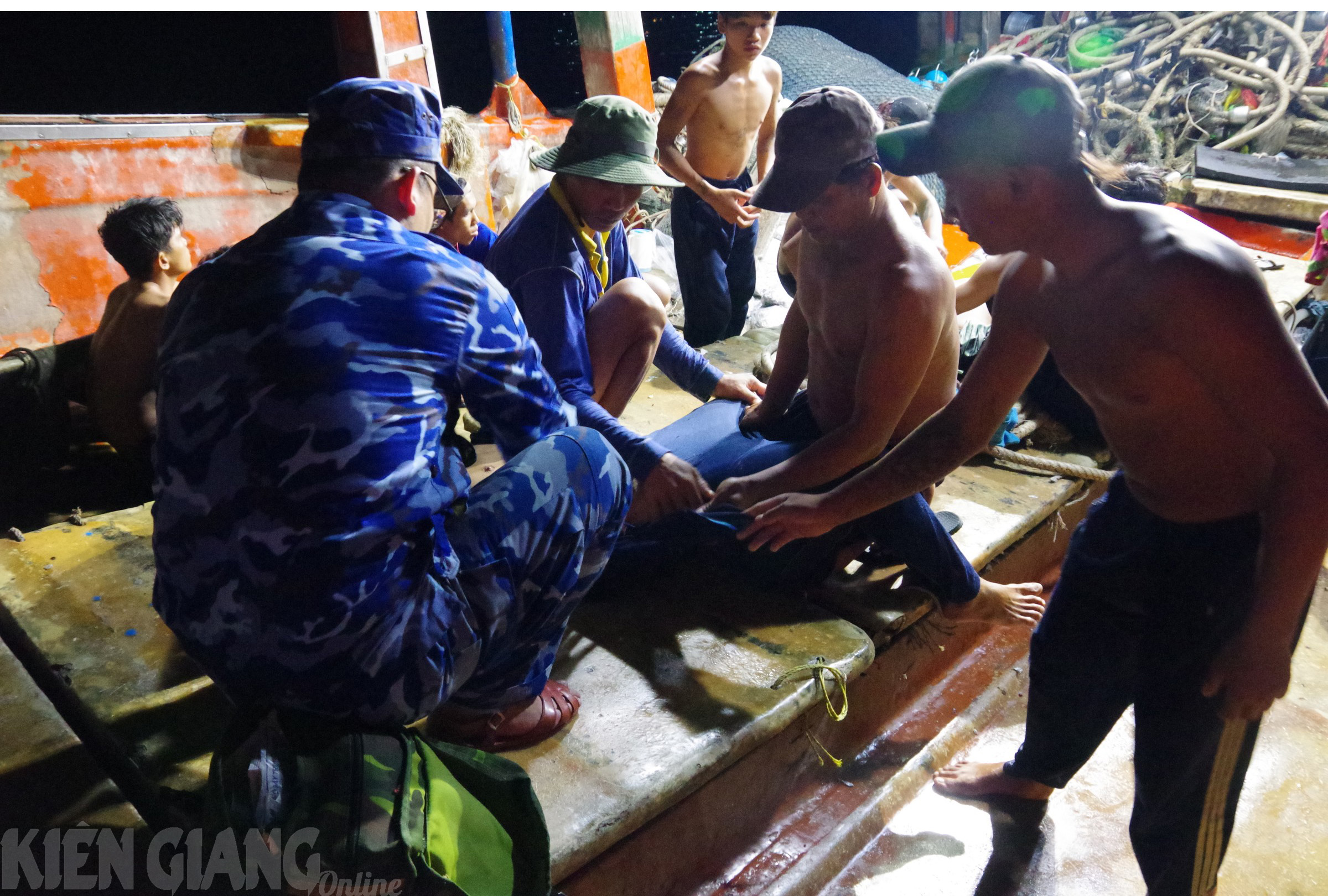 Bộ Tư lệnh Vùng Cảnh sát biển 4 kịp thời cấp cứu ngư dân gặp nạn trên biển